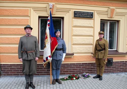 odhalená pamětní deska