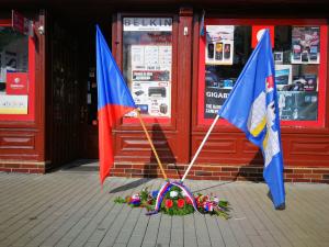 symbolické položení květin