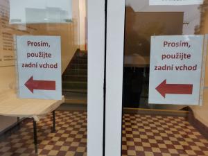 Uzavvření předního vchodu na poliklinice 1